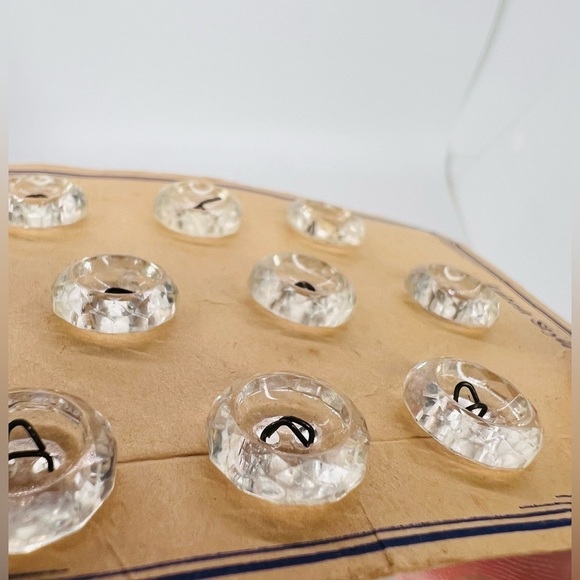 Vintage  “Latest Style” L/10 Clear buttons on original card 3 Cards 21 Buttons - Picture 6 of 9